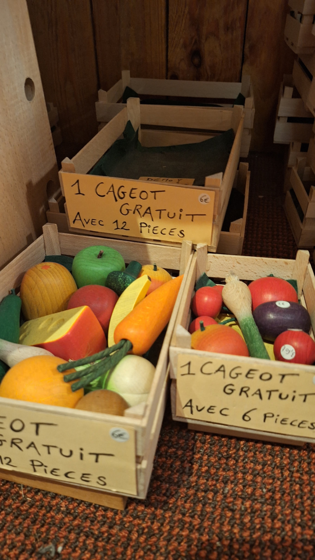 Cagettes en bois garnies de fruits et légumes Erzi chez Luxiol
