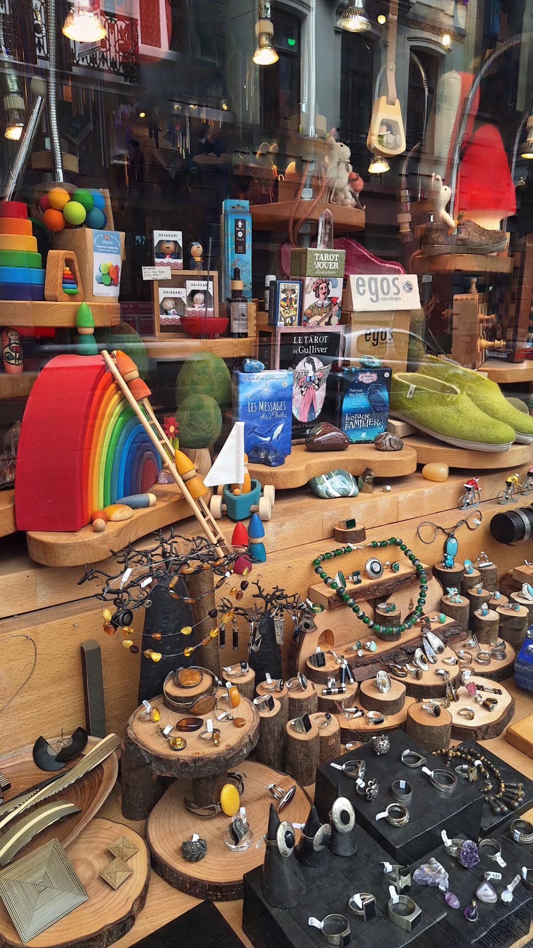 Arc-en-ciel Grimms, tarots et chaussons de feutre en vitrine chez Luxiol