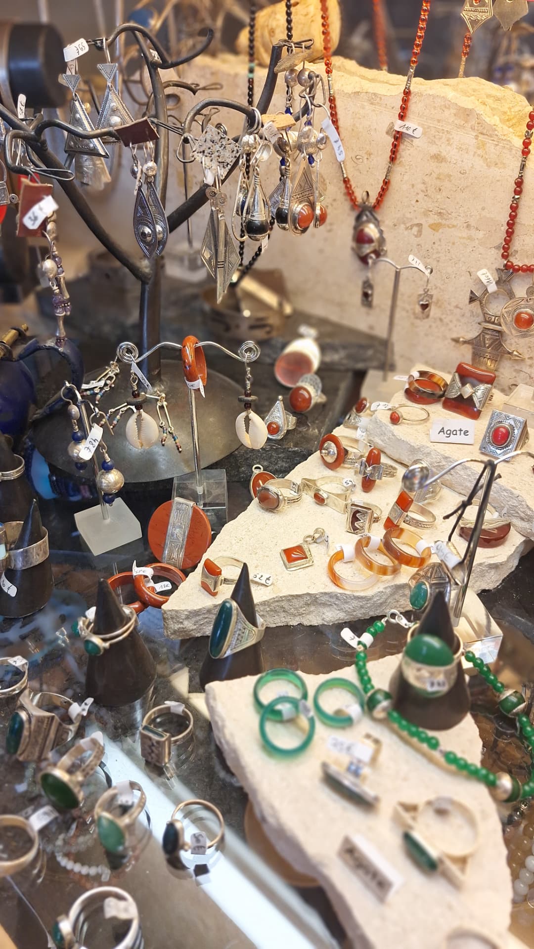 Vitrine de bagues en agate, cornaline et jade chez Luxiol