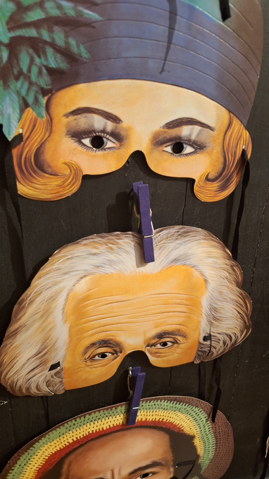 Gros plan sur des masques de visages illustrés chez Luxiol