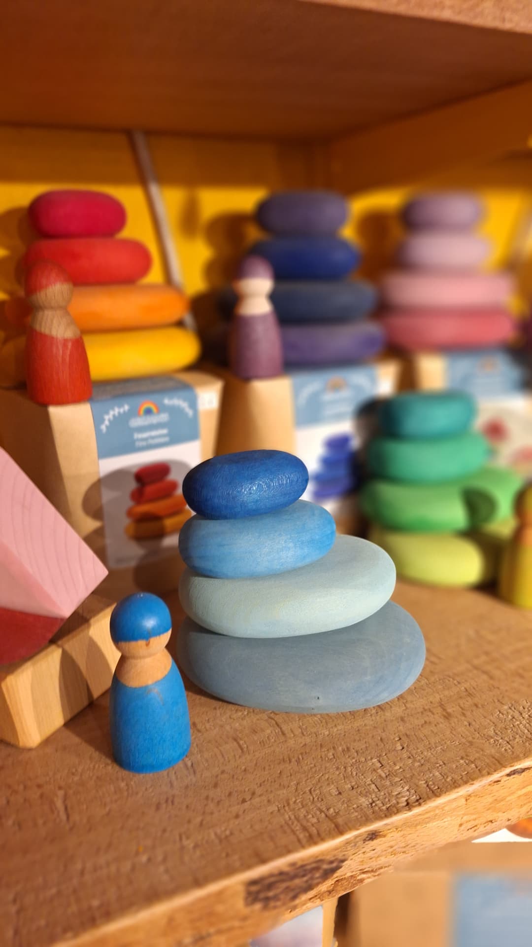Galets d'équilibre en bois bleus Grimms chez Luxiol