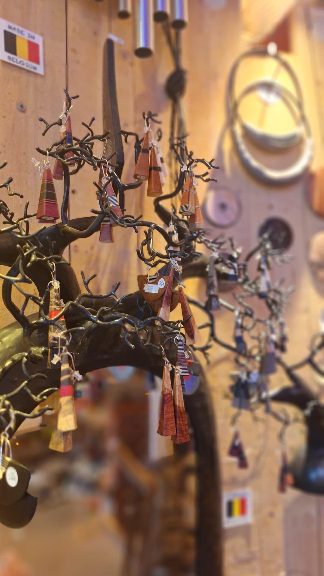 Arbre à bijoux garni de boucles d'oreilles en bois chez Luxiol