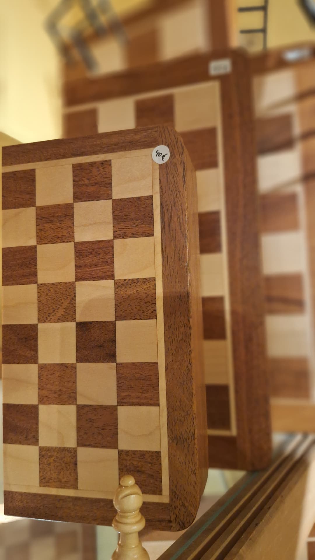 Échiquier carré en bois clair et foncé chez Luxiol