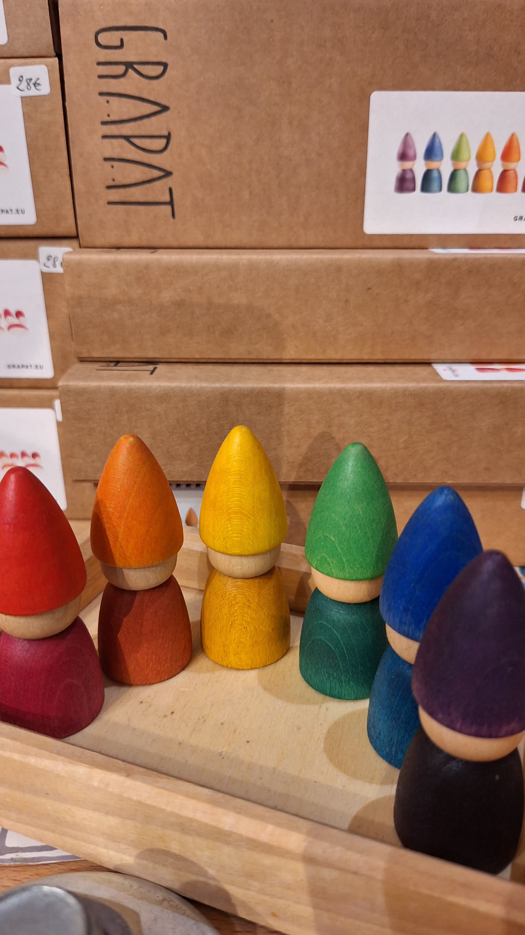 Nins Grapat arc-en-ciel dans leur plateau en bois chez Luxiol