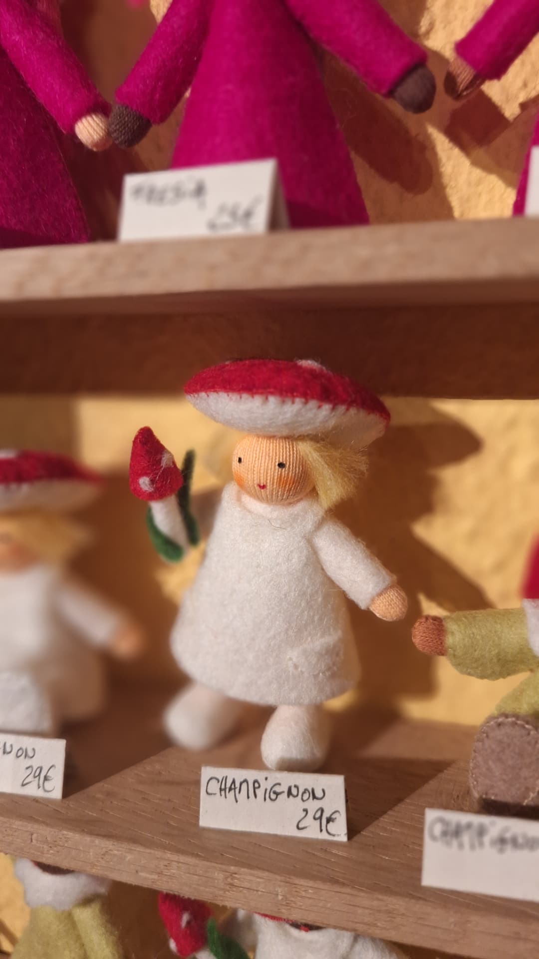 Poupée champignon Ambrosius en feutrine blanche chez Luxiol