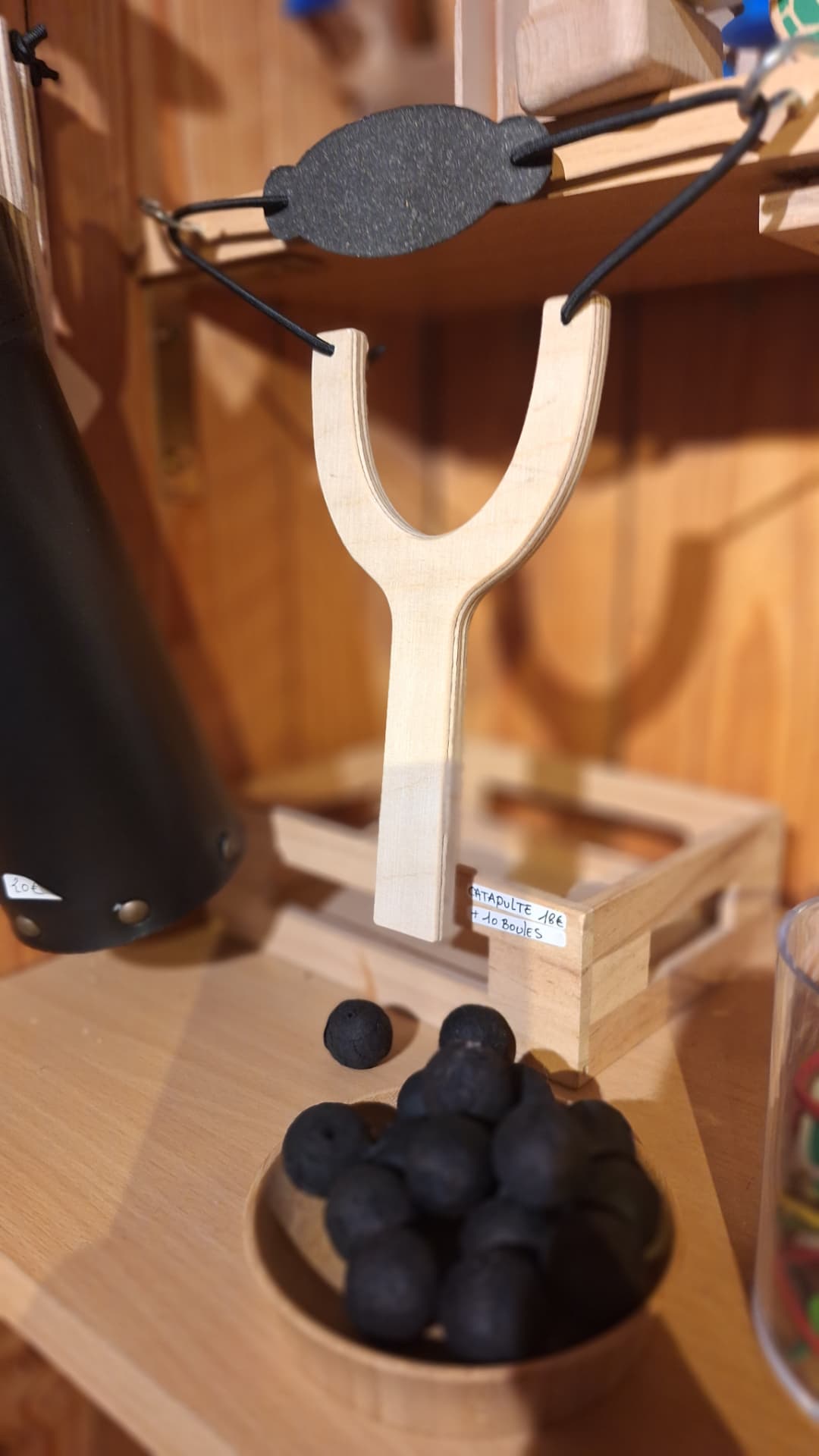 Lance-pierre en bois et billes d'argile chez Luxiol