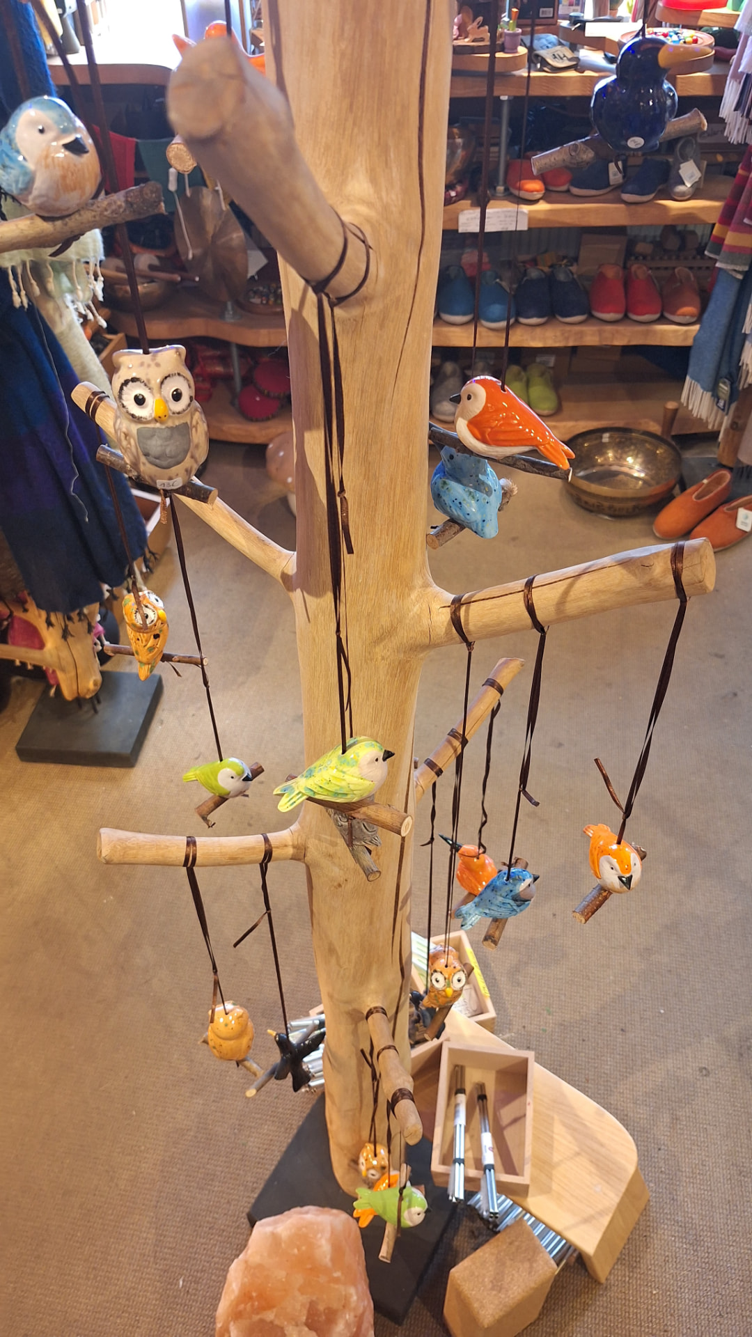 Oiseaux en céramique peints à la main suspendus chez Luxiol