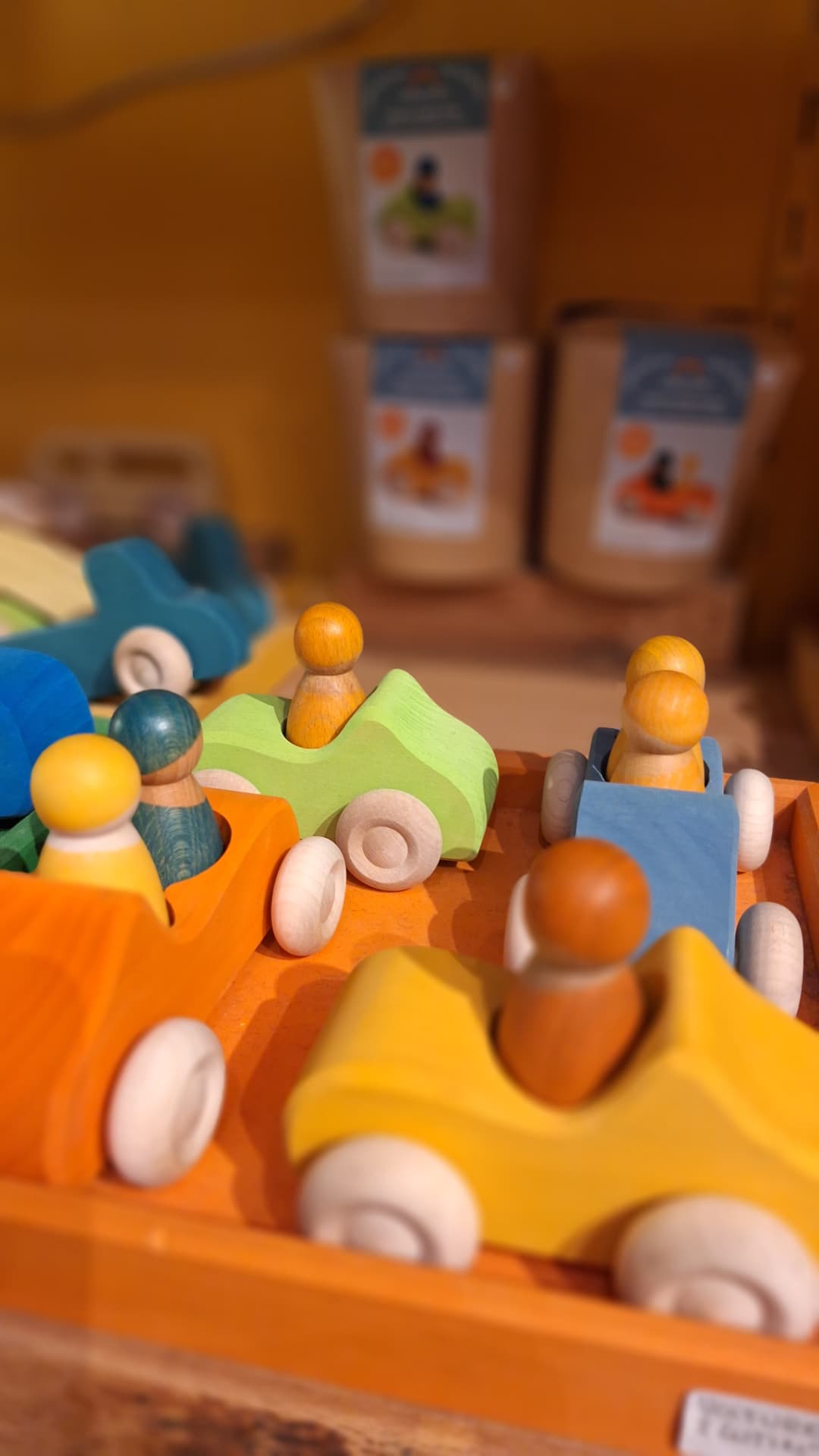 Petites voitures en bois Grimms avec figurines chez Luxiol