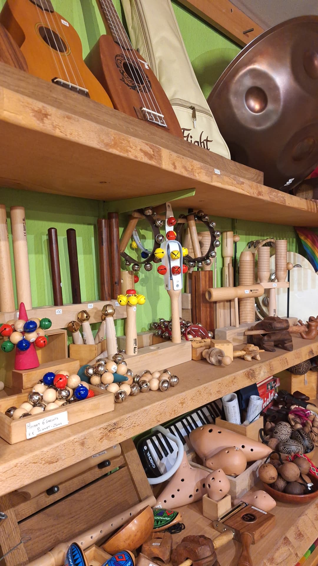 Étagères d'ukulélés, tambourins et grelots en bois chez Luxiol