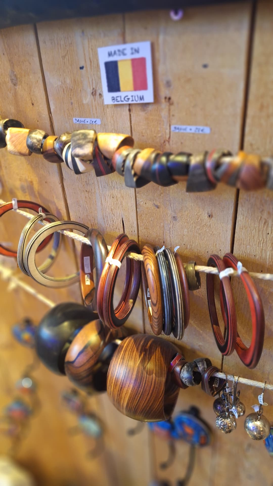 Bagues et bracelets en bois précieux sur leur présentoir chez Luxiol