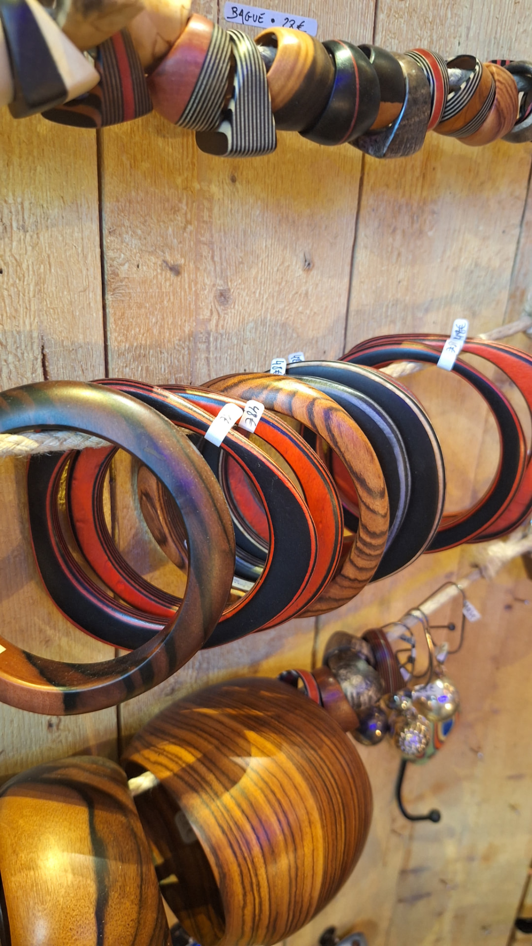 Bracelets joncs en bois tourné aux couleurs chaudes chez Luxiol