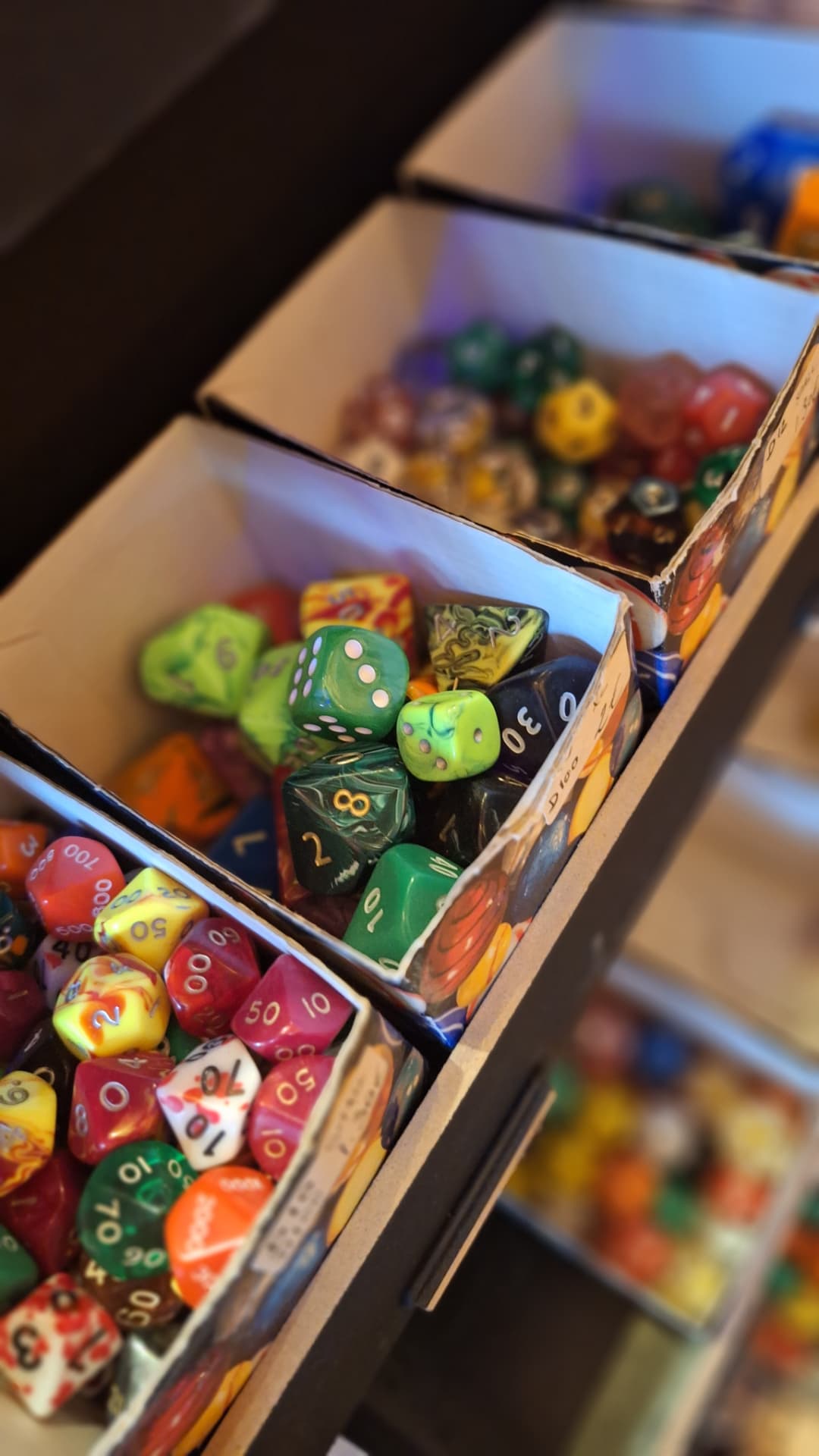 Dés polyédriques colorés pour jeux de rôle chez Luxiol