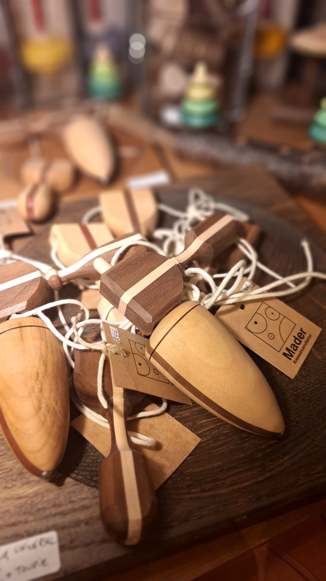 Toupies à ficelle Mader en bois naturel chez Luxiol