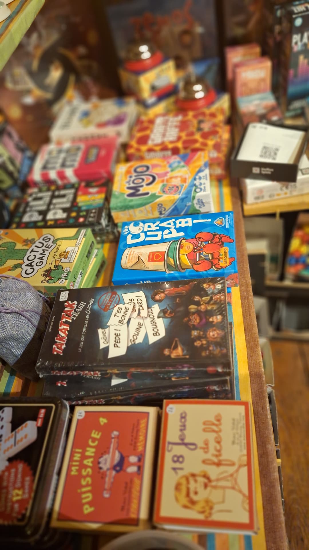 Table de jeux de cartes et jeux d'ambiance chez Luxiol