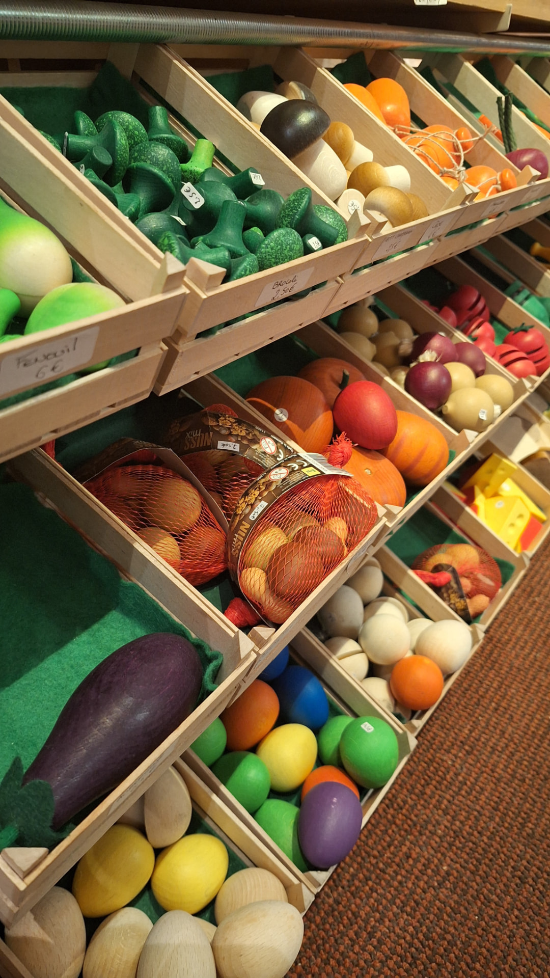 Fruits et légumes en bois Erzi présentés en cagettes chez Luxiol