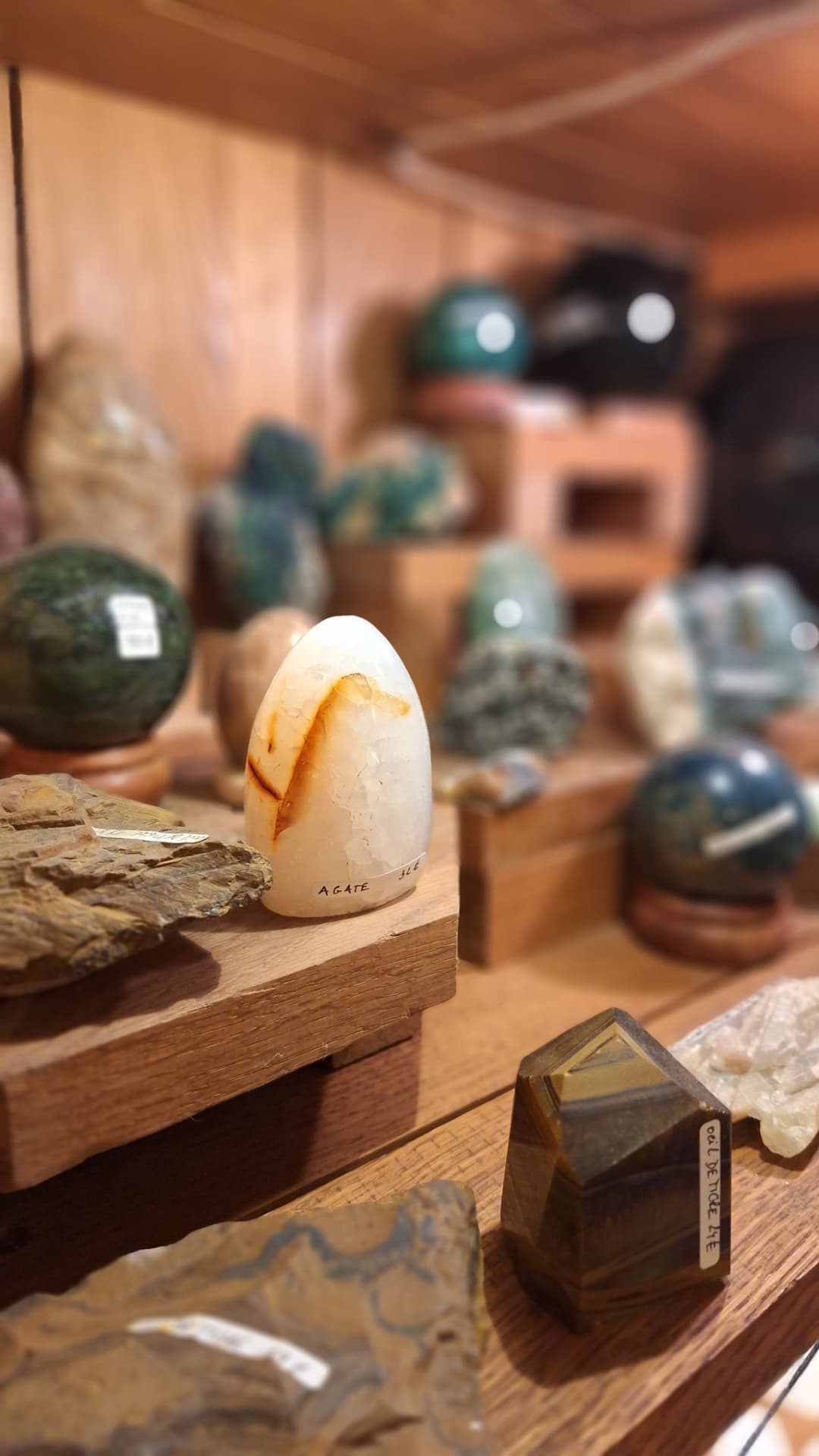 Agate polie et œil de tigre sur étagères en bois chez Luxiol