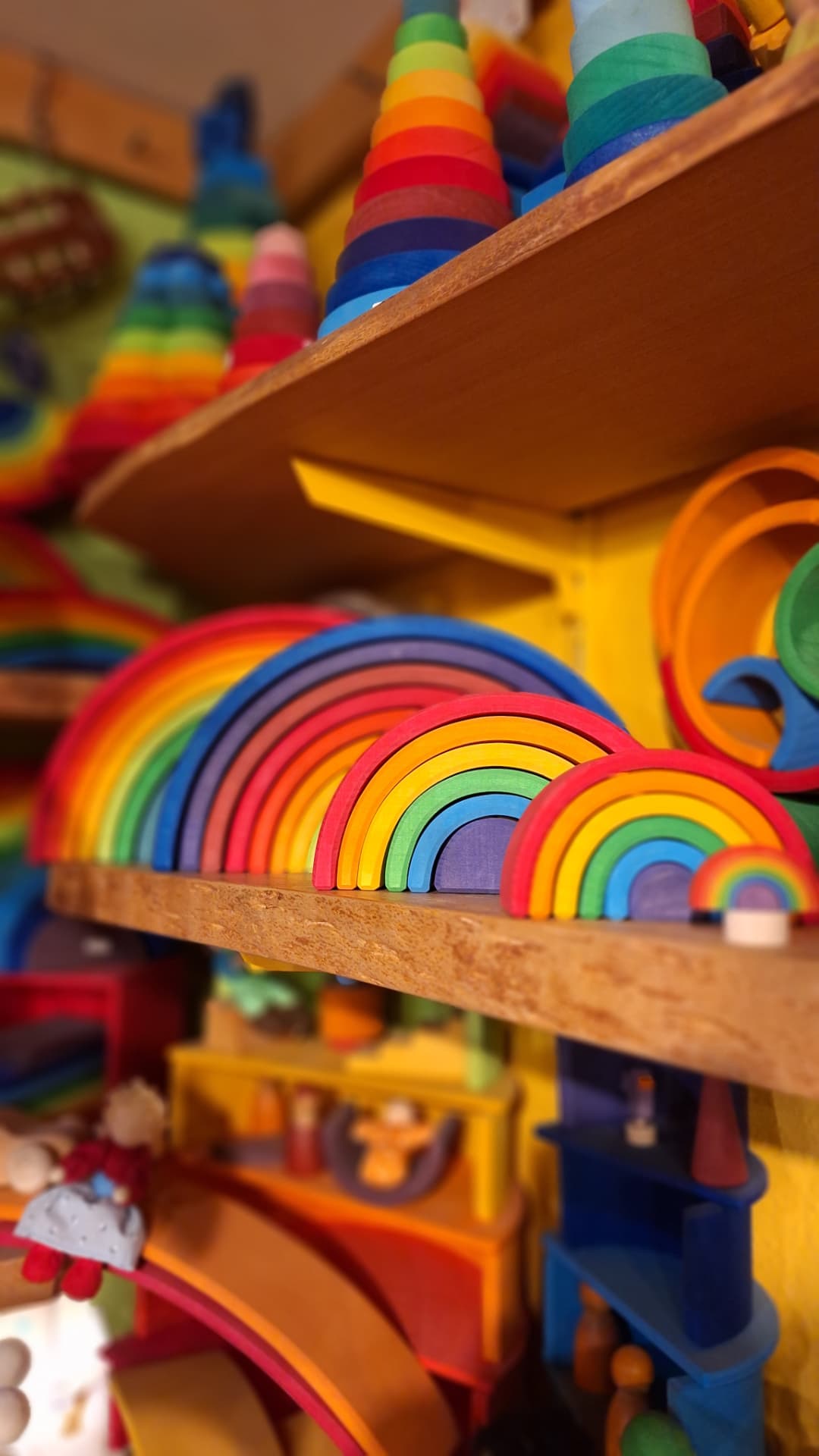 Arcs-en-ciel et jouets en bois colorés Grimms chez Luxiol