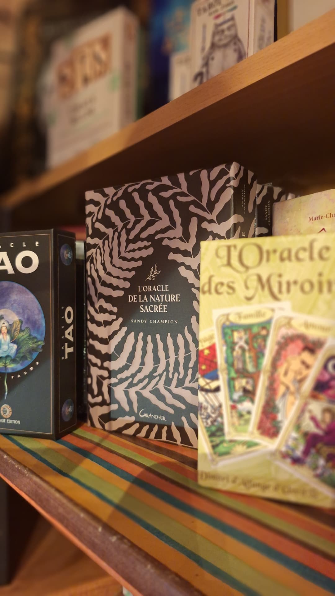 Coffret L'Oracle de la Nature Sacrée posé sur une étagère colorée chez Luxiol
