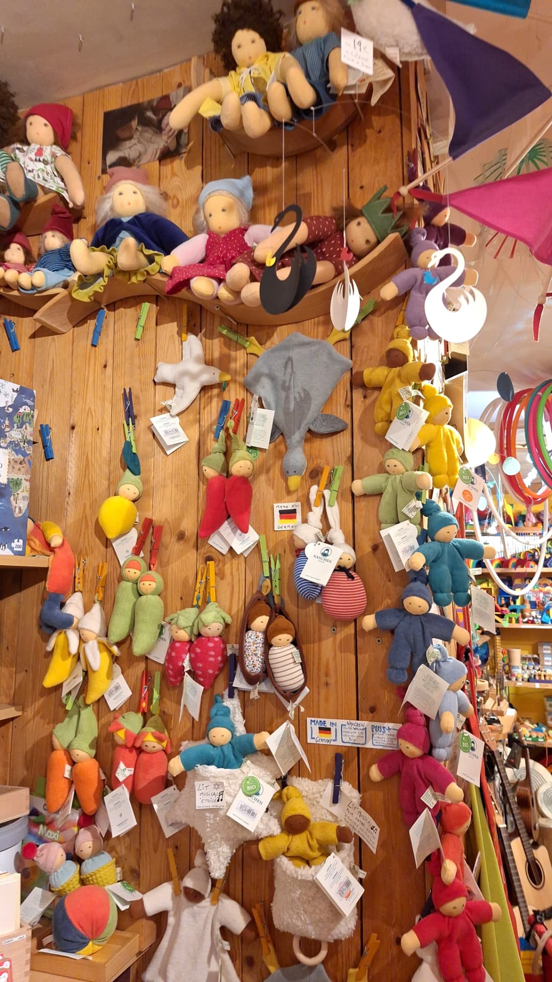 Mur entier de poupées et doudous Nanchen chez Luxiol