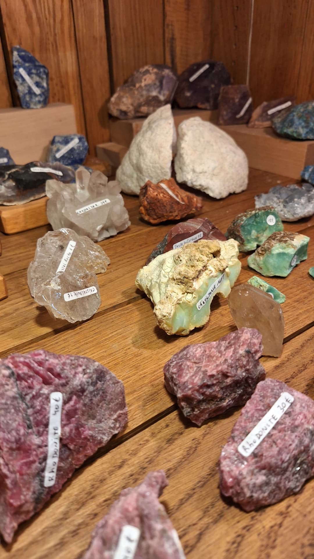 Minéraux bruts rhodonite, lapis et chrysoprase chez Luxiol