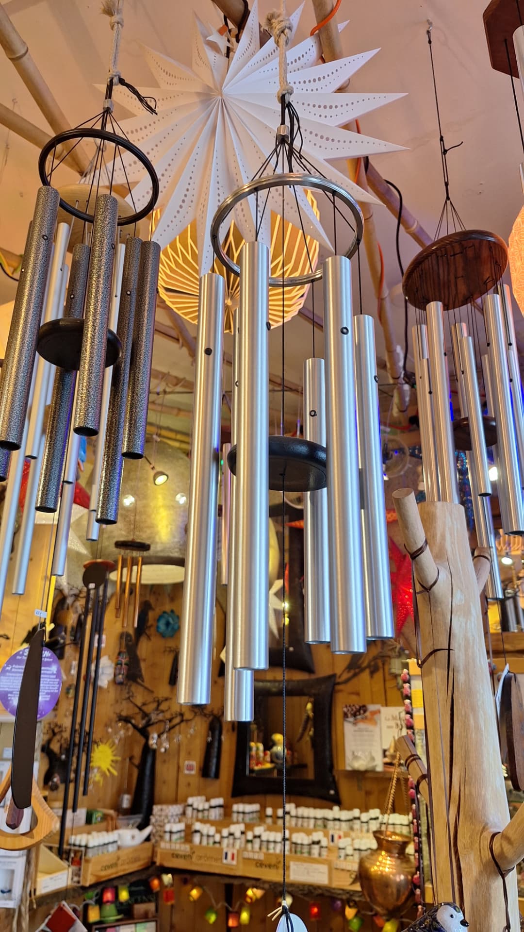 Grands carillons à tubes d'aluminium suspendus au plafond de Luxiol