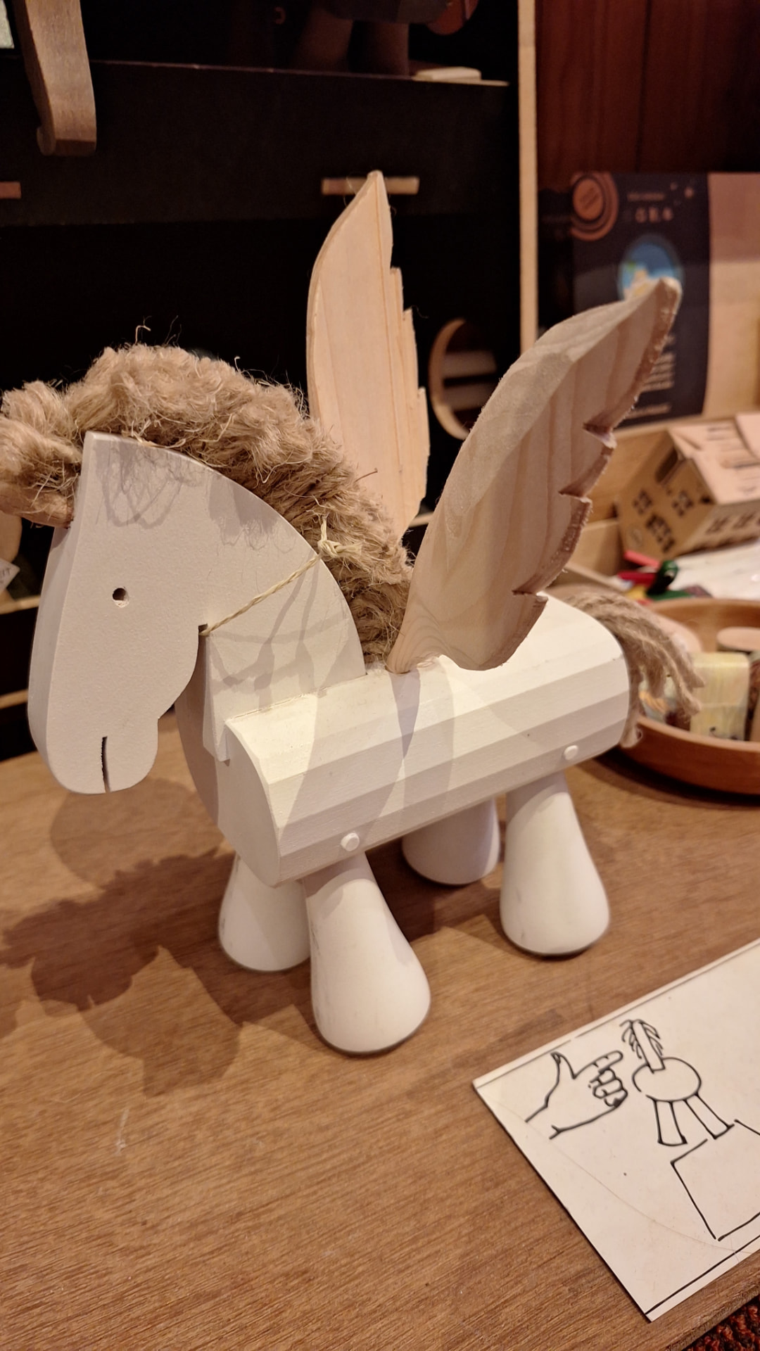 Licorne trotteuse en bois blanc avec ailes et crinière en chanvre chez Luxiol