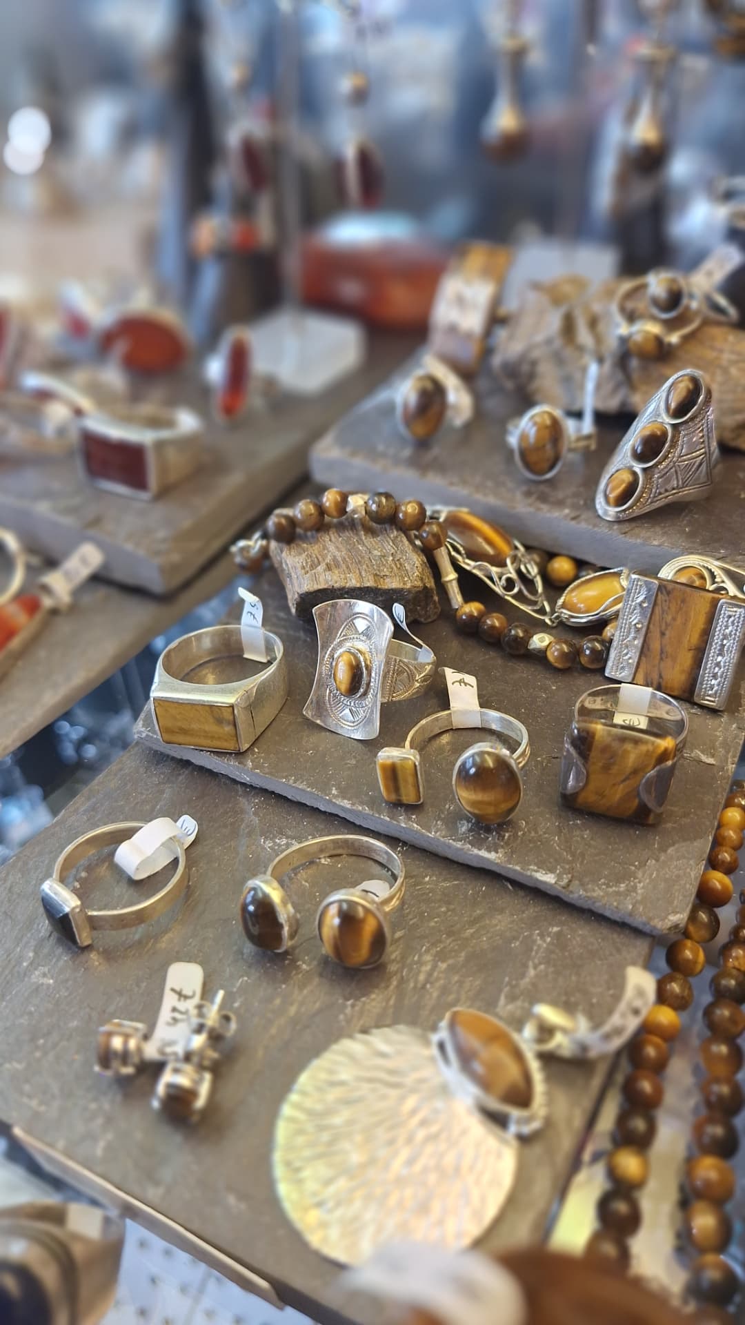 Bagues et colliers en œil de tigre chez Luxiol