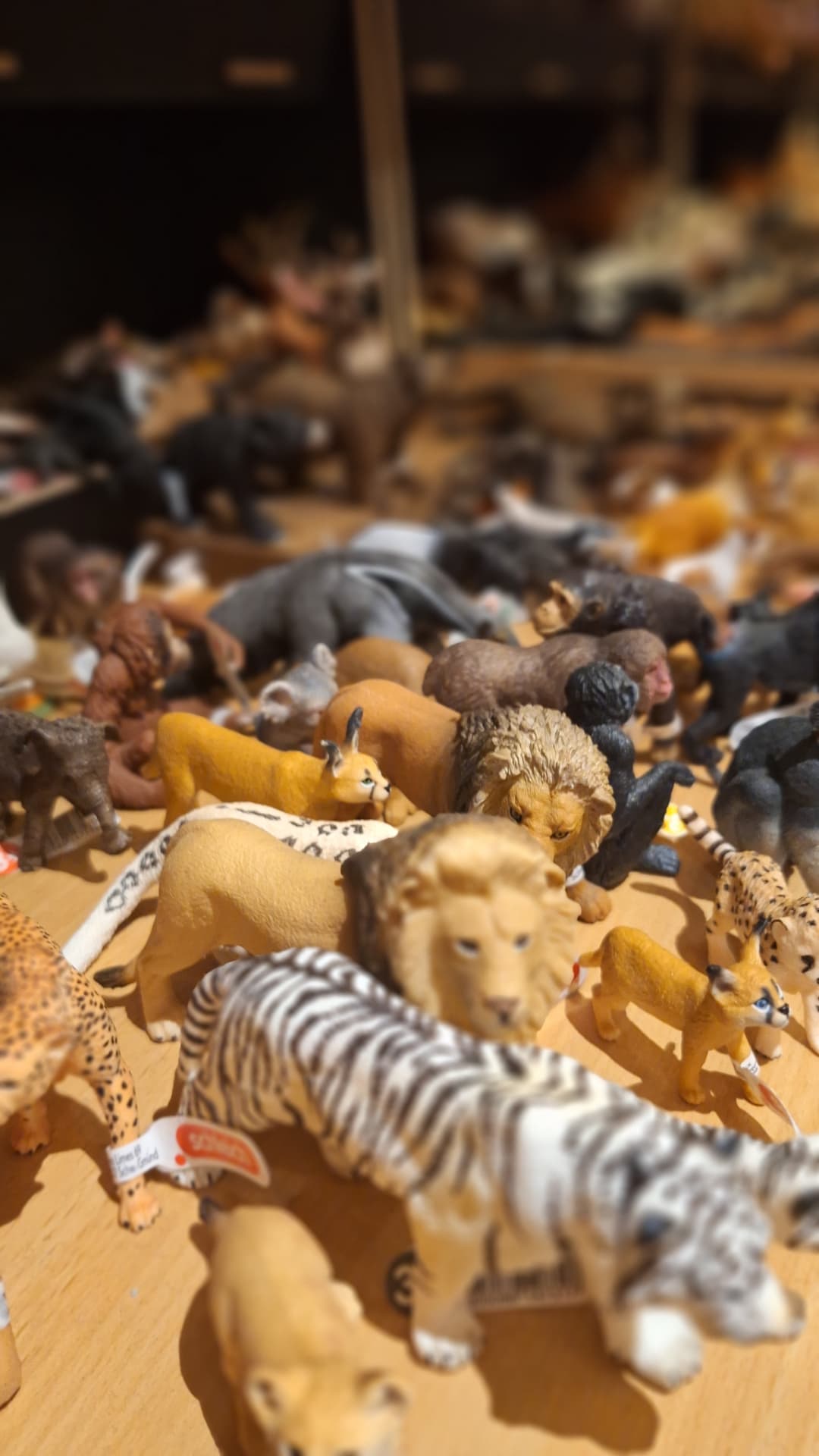 Figurines d'animaux Schleich alignées chez Luxiol