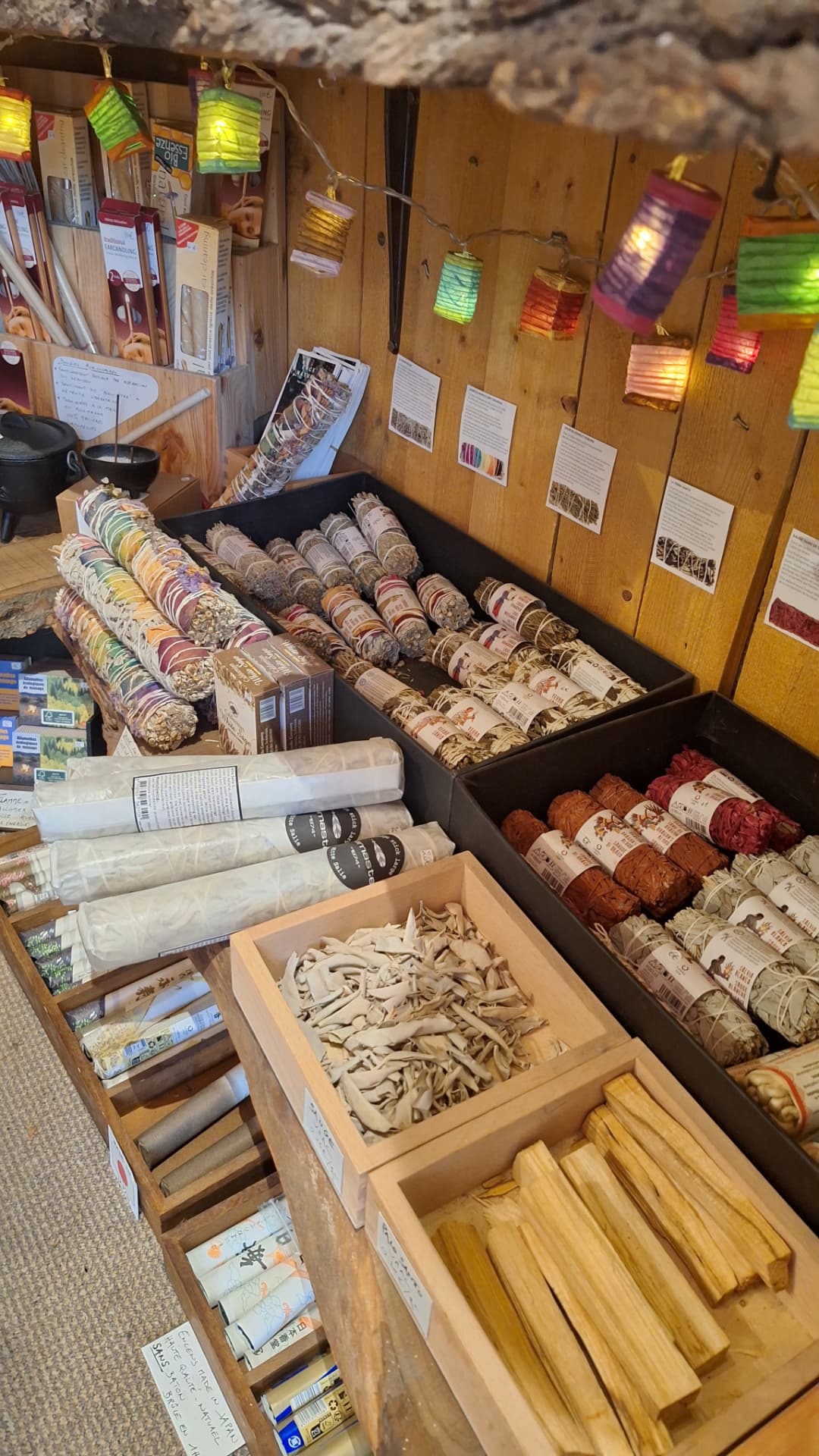 Fagots de sauge et bois de palo santo dans le coin encens de Luxiol