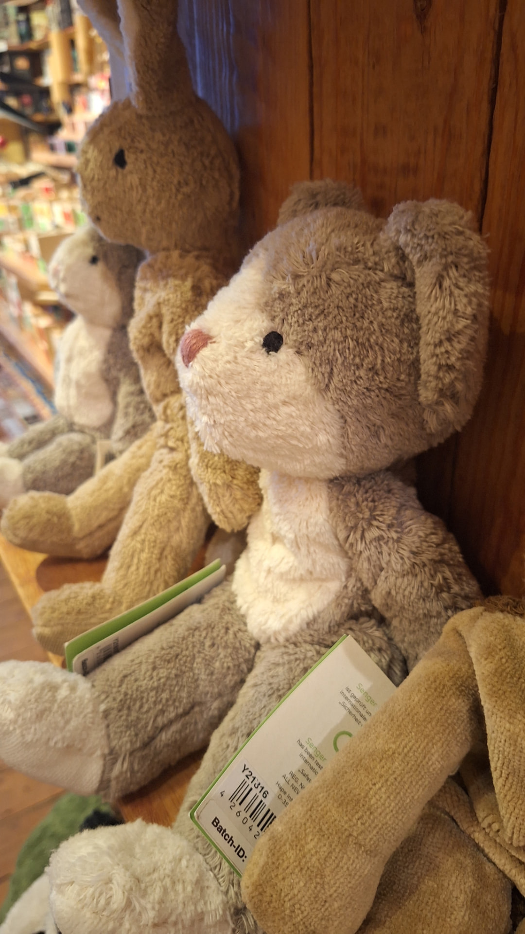 Peluches lapins Senger en coton bio sur une étagère chez Luxiol