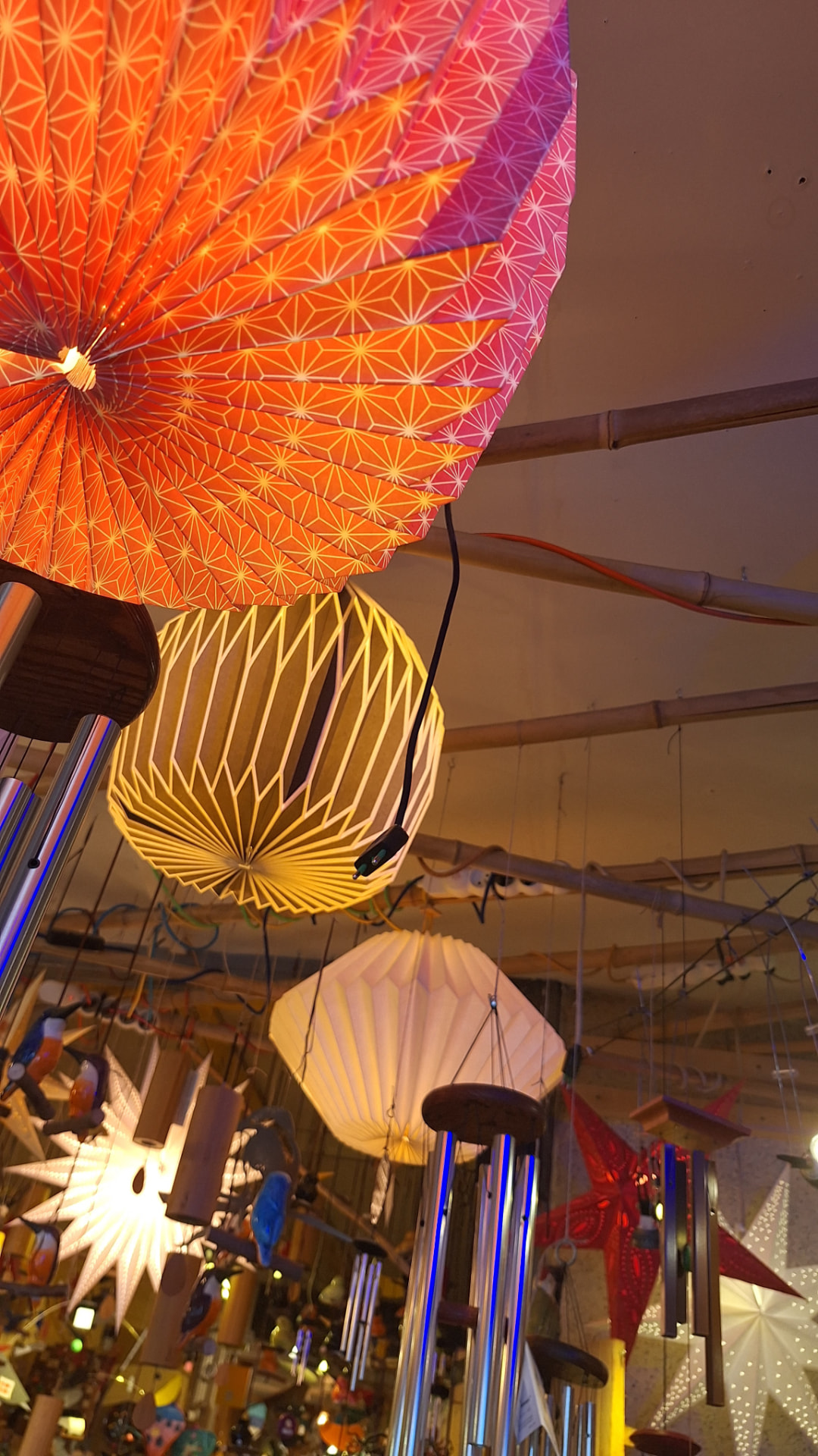 Lanternes en papier et suspensions lumineuses colorées chez Luxiol