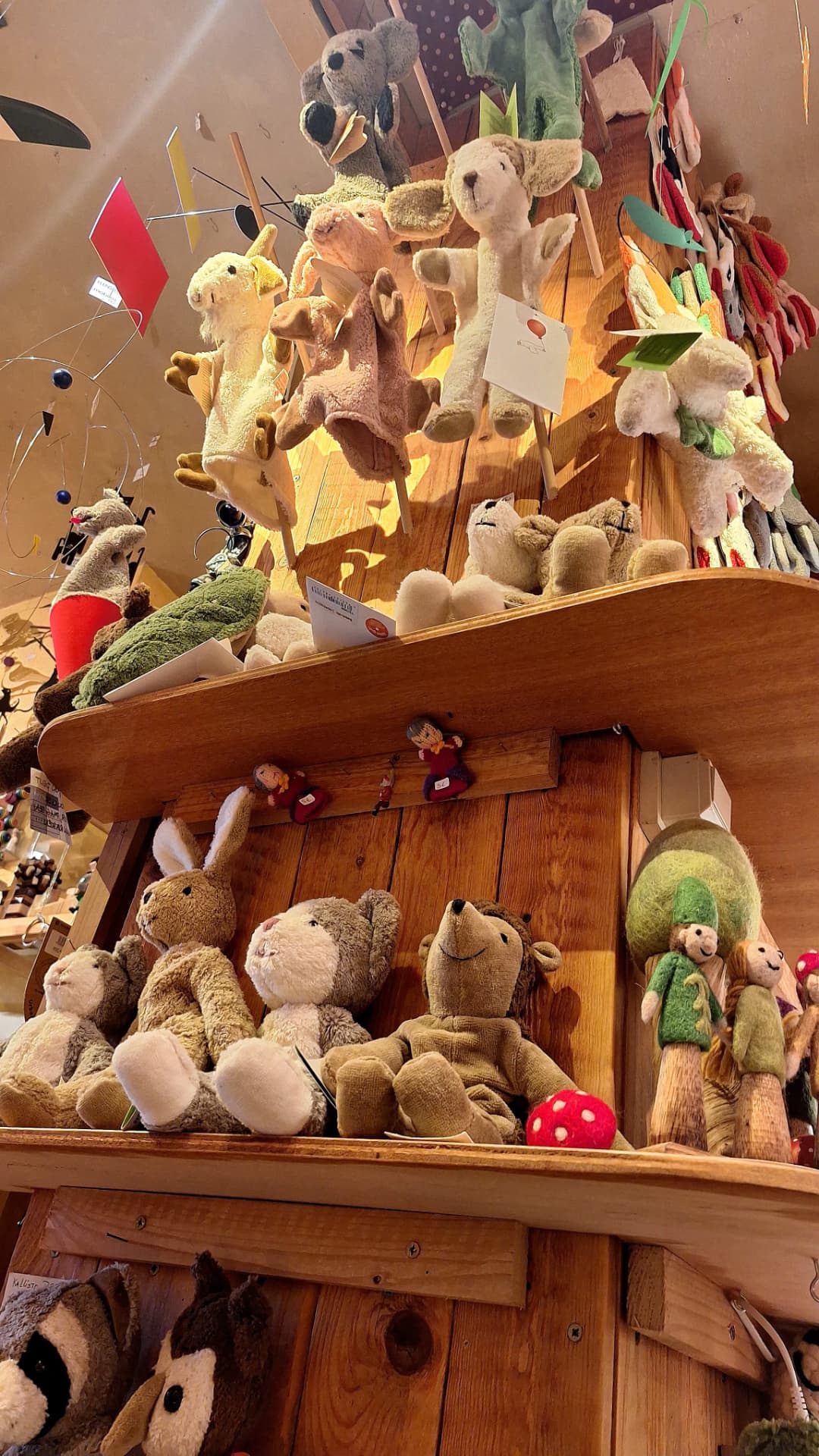 Étagères remplies de peluches et marionnettes chez Luxiol