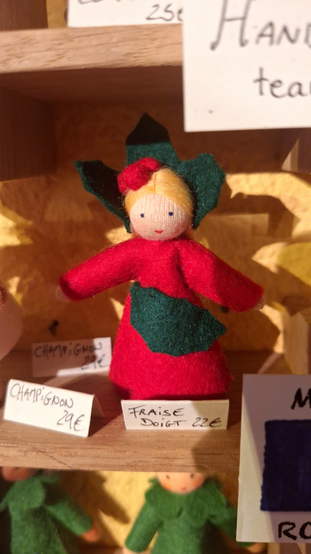 Poupée fraise Ambrosius en feutrine rouge chez Luxiol