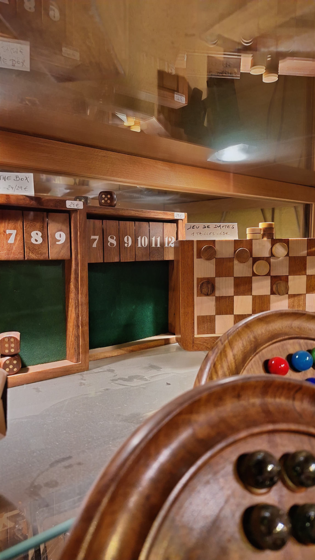 Jeux Shut the Box et jeu de dames en bois en vitrine chez Luxiol