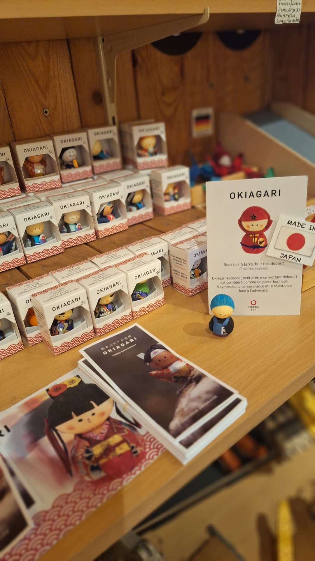 Poupées porte-bonheur Okiagari japonaises alignées chez Luxiol