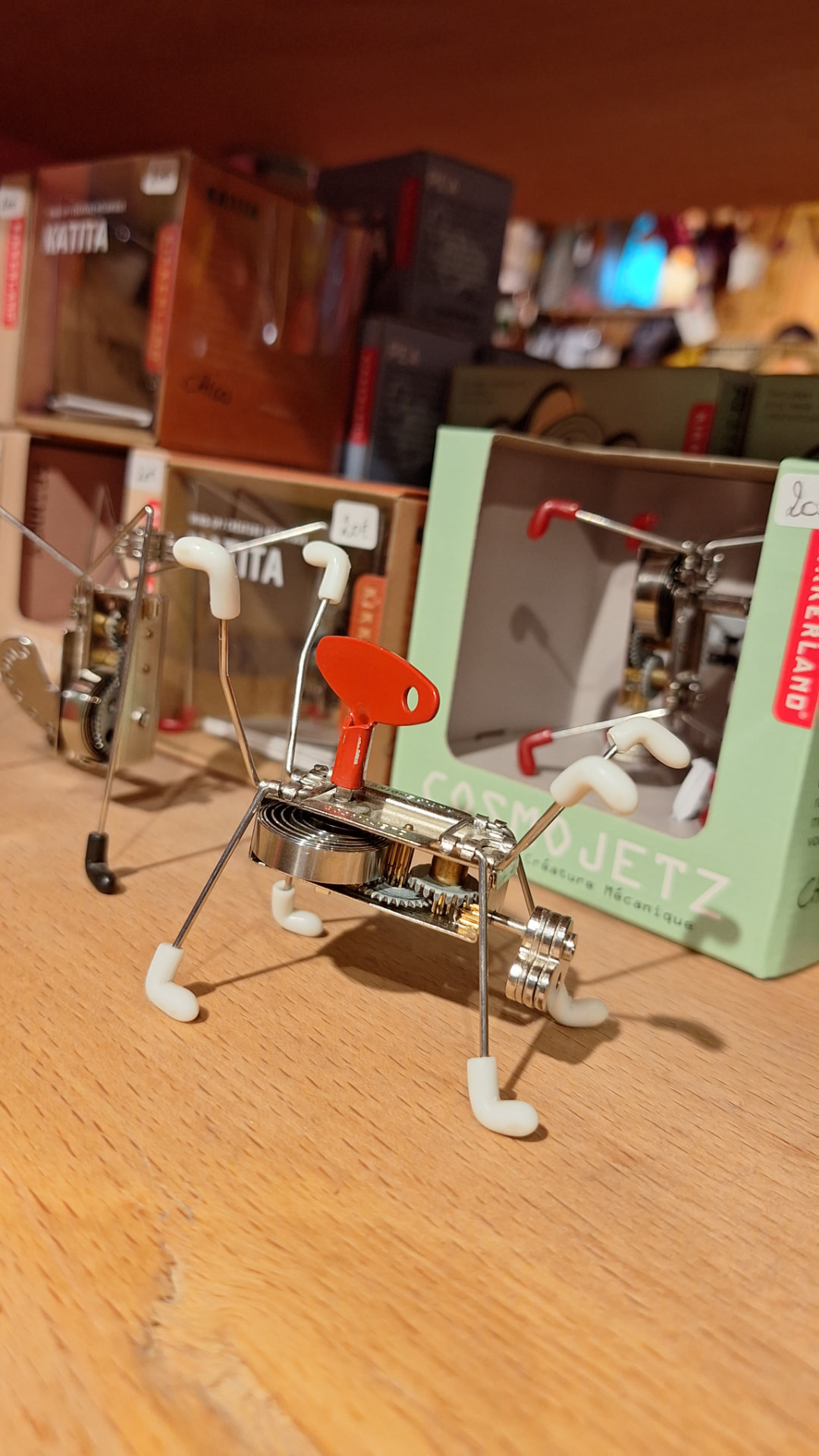 Créature mécanique en métal à remonter chez Luxiol