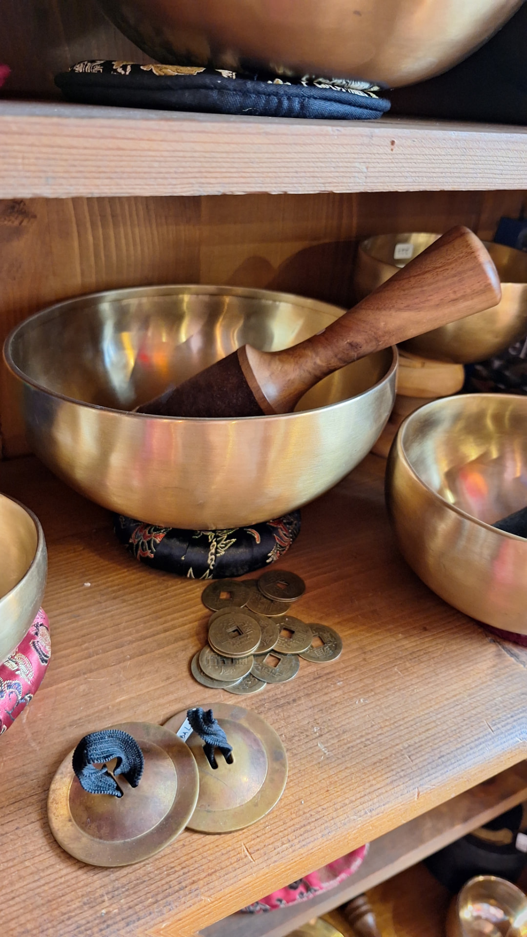 Bol chantant avec son maillet en bois et pièces chinoises chez Luxiol
