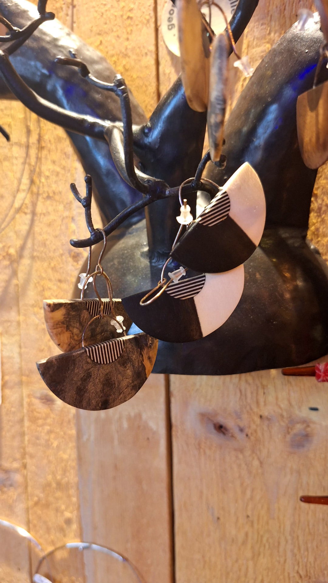 Boucles d'oreilles en bois en demi-lune chez Luxiol
