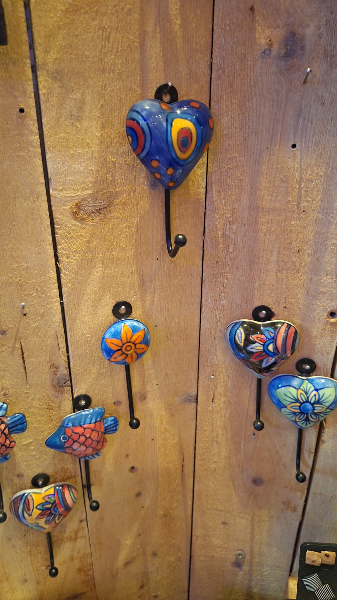 Patères en céramique en forme de cœurs, fleurs et poissons chez Luxiol