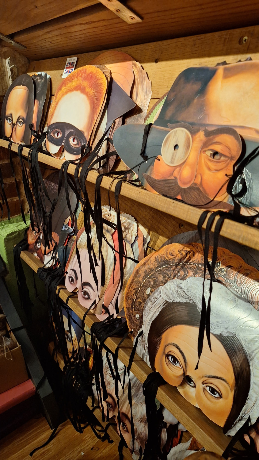 Présentoir de masques illustrés aux rubans noirs chez Luxiol