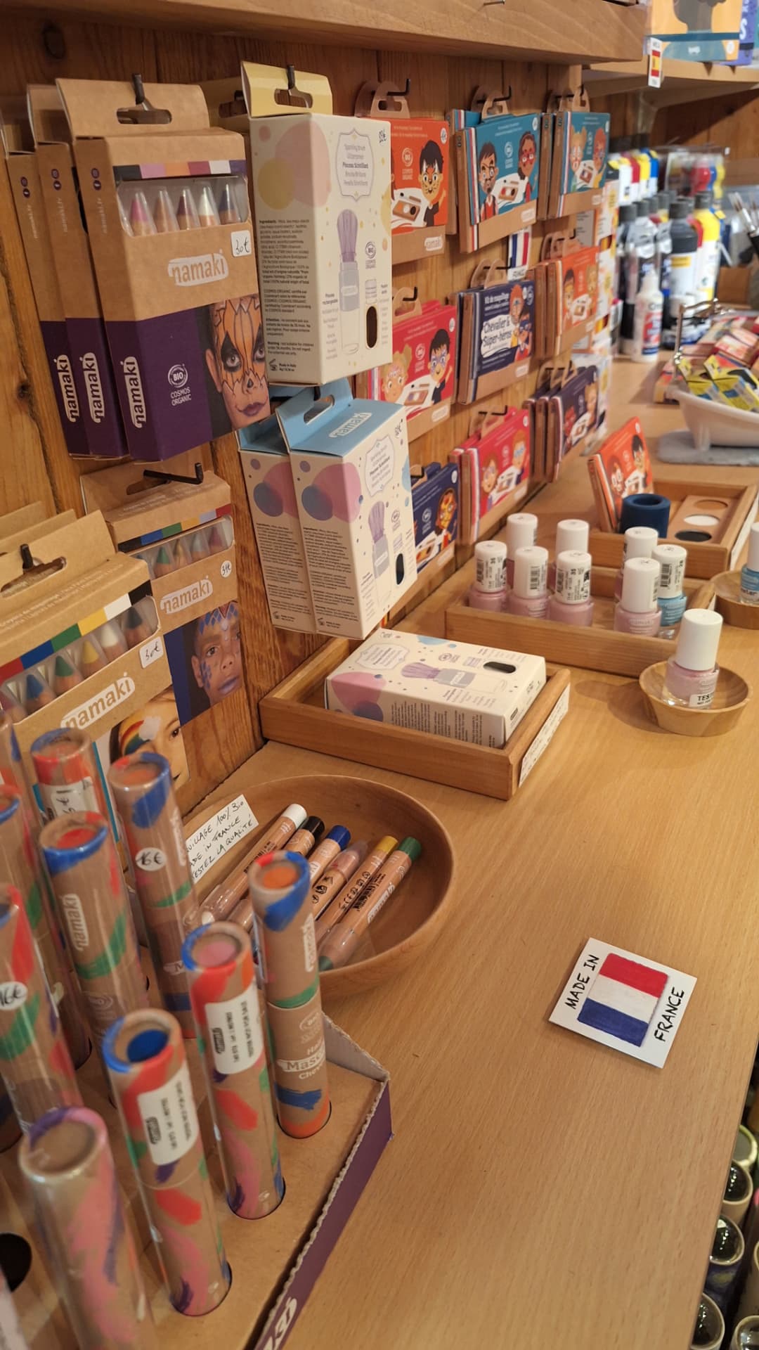 Rayon maquillage bio Namaki et crayons de couleur chez Luxiol