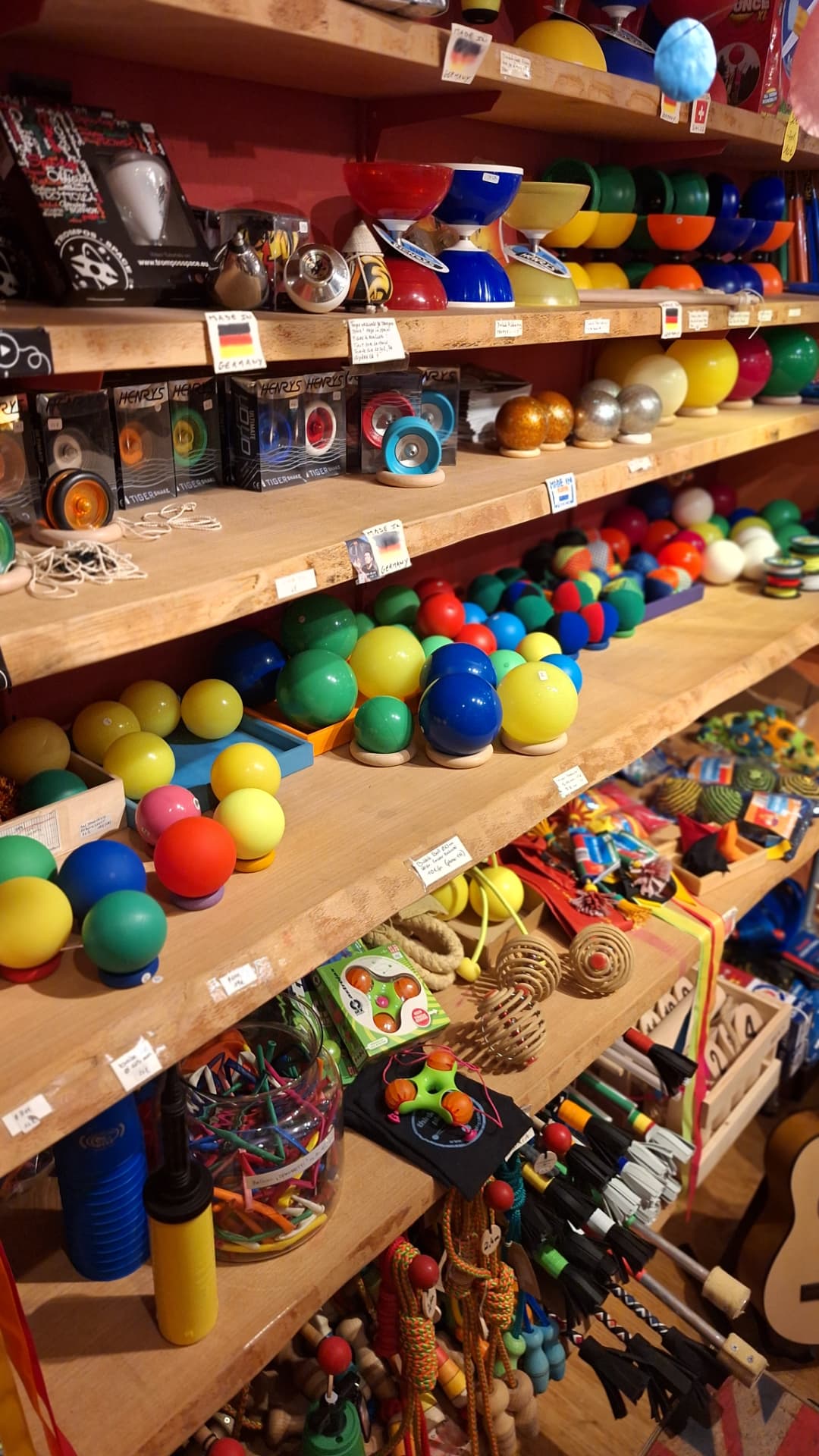 Balles de jonglerie, diabolos et yoyos chez Luxiol