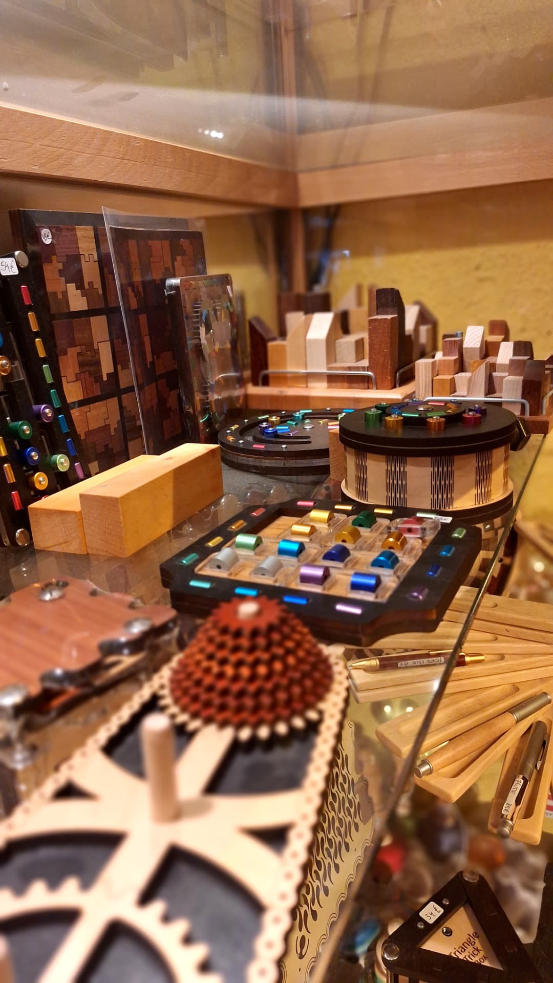 Casse-tête en bois précieux et labyrinthes colorés chez Luxiol