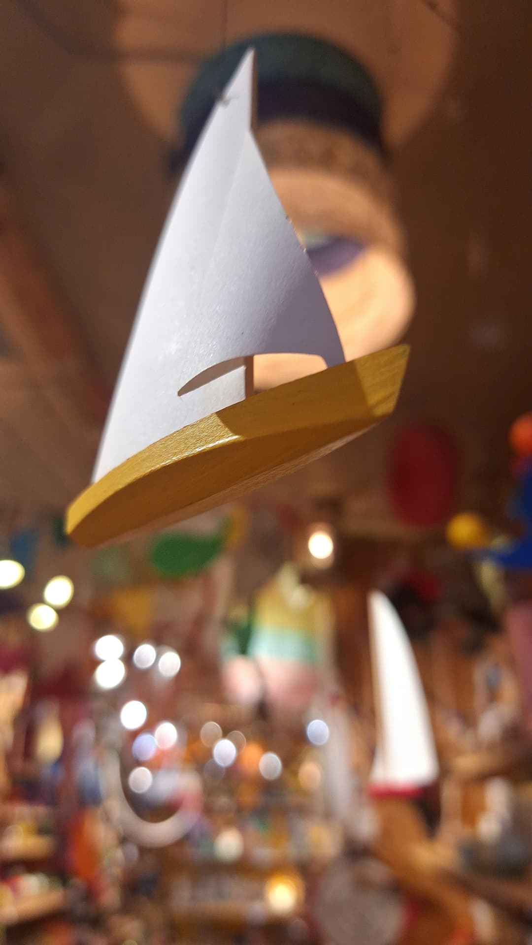 Mobile Flensted petit voilier en bois