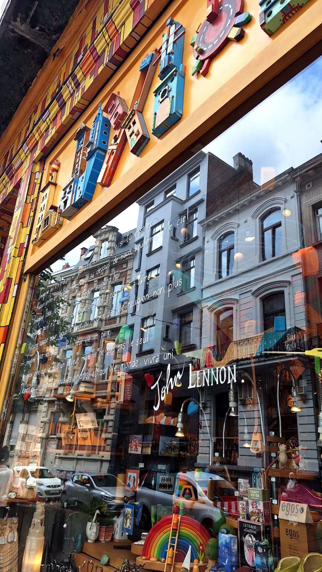 Vitrine colorée de la boutique Luxiol à Ixelles