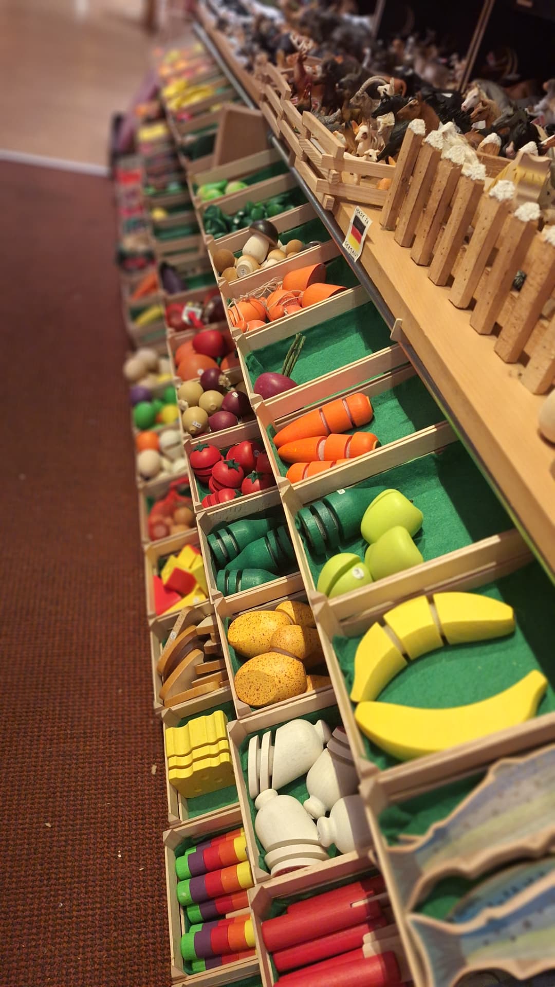 Grand rayon de fruits et légumes en bois Erzi chez Luxiol