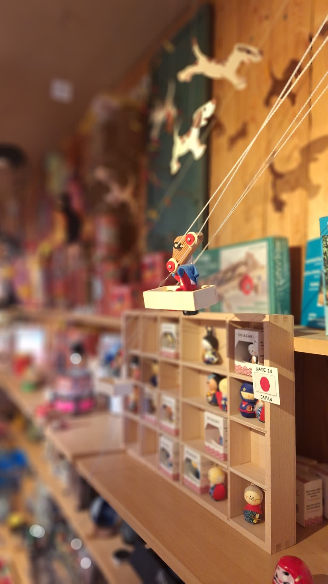 Casier de figurines okiagari et mobiles chiens suspendus chez Luxiol