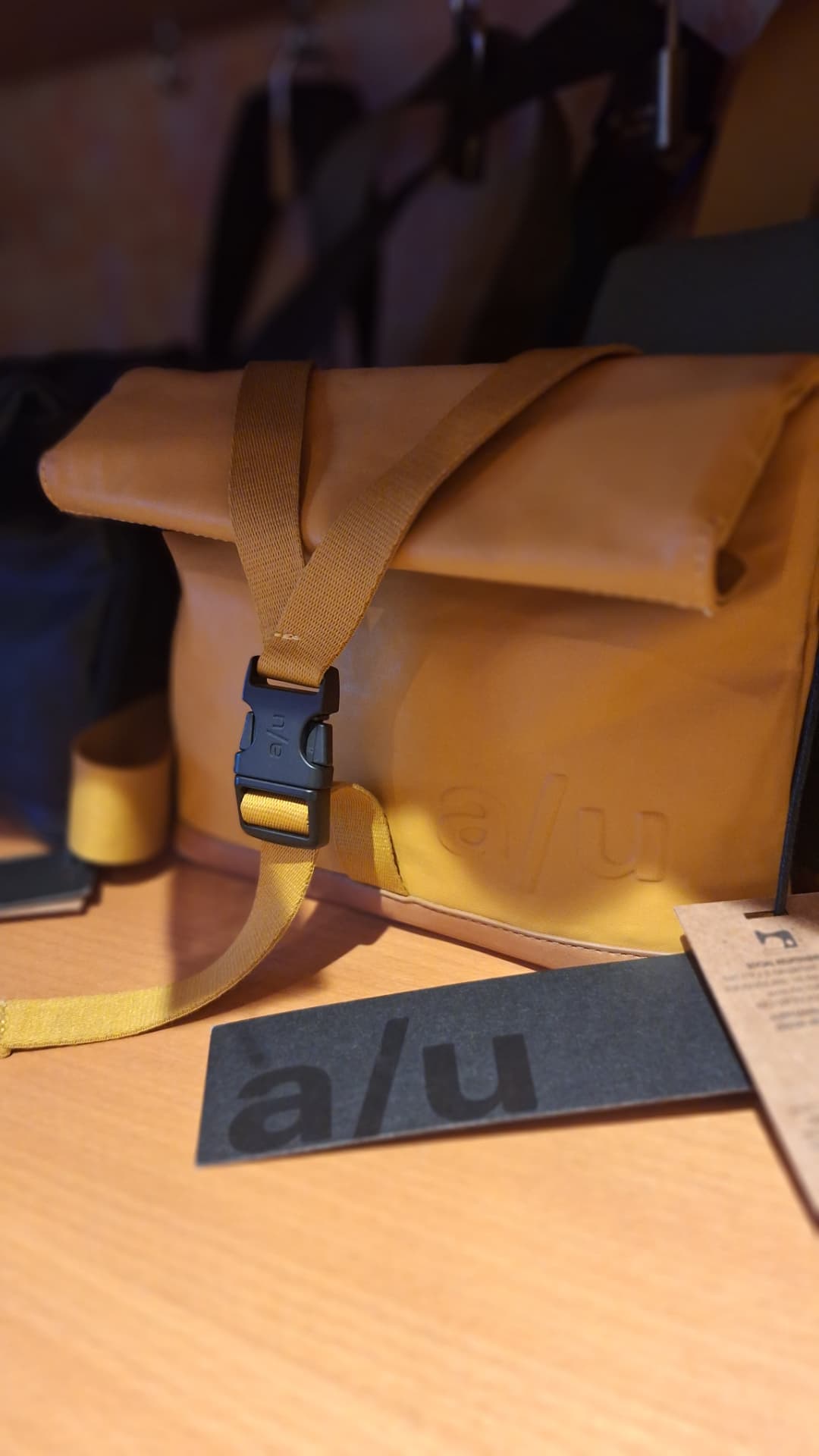 Sacoche a/u en cuir moutarde avec sangle réglable chez Luxiol