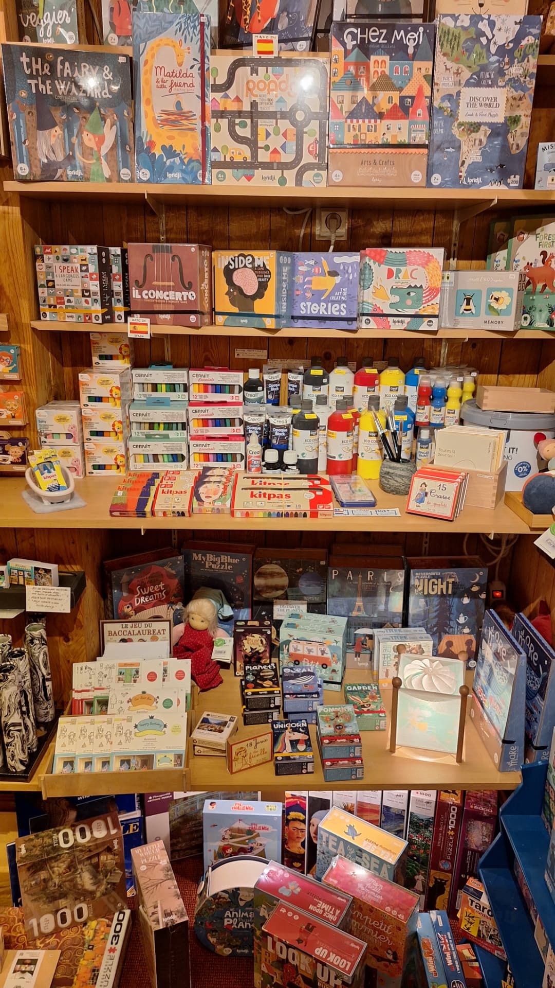 Étagères de jeux Londji, puzzles et matériel créatif chez Luxiol
