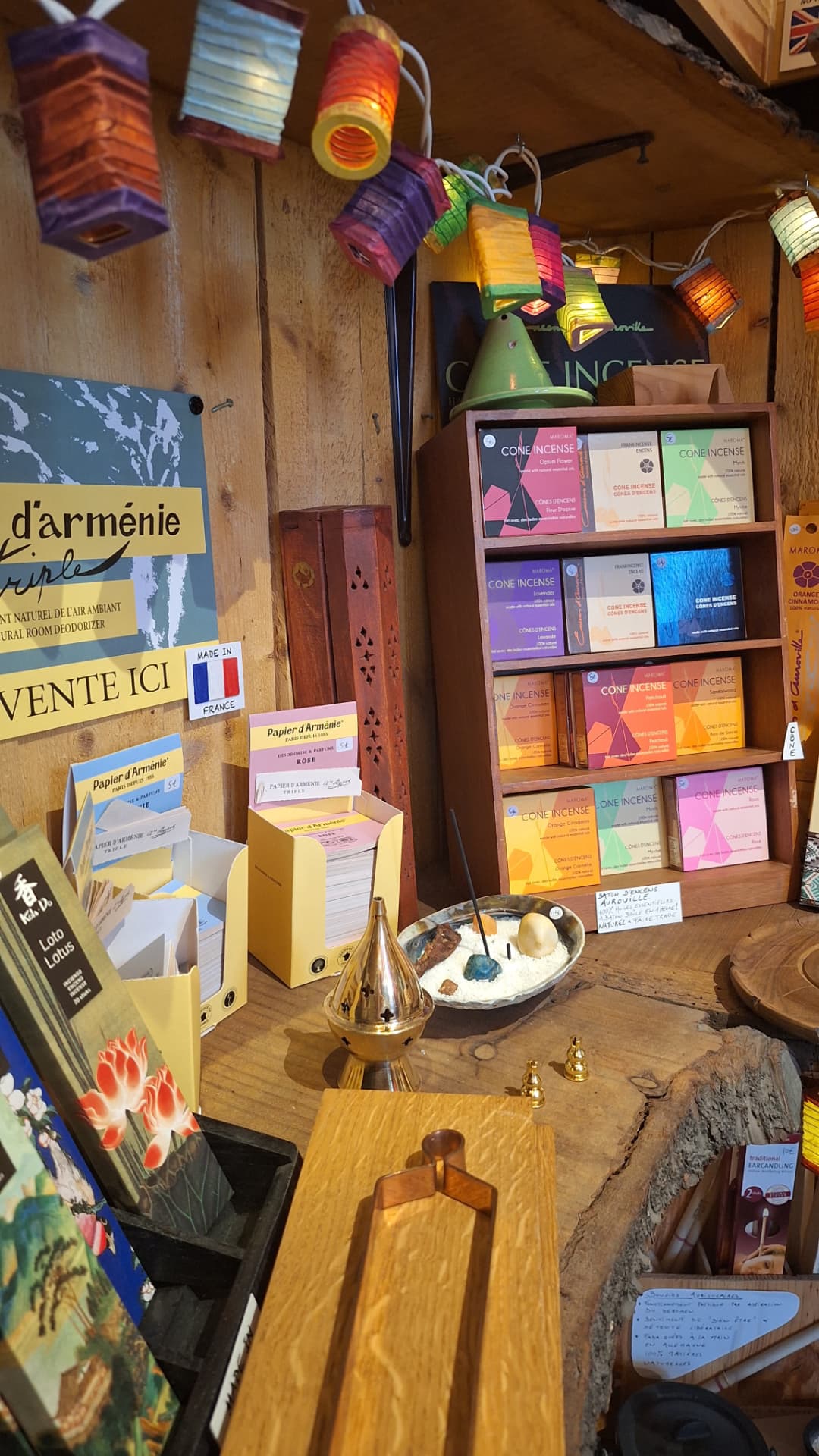 Cônes d'encens d'Auroville et papier d'Arménie chez Luxiol